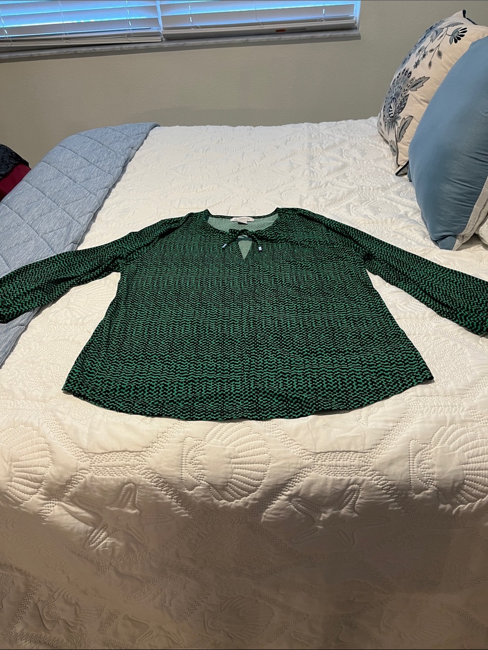 Liz Claiborne Green Patterned Keyhole Long-Sleeve Blouse